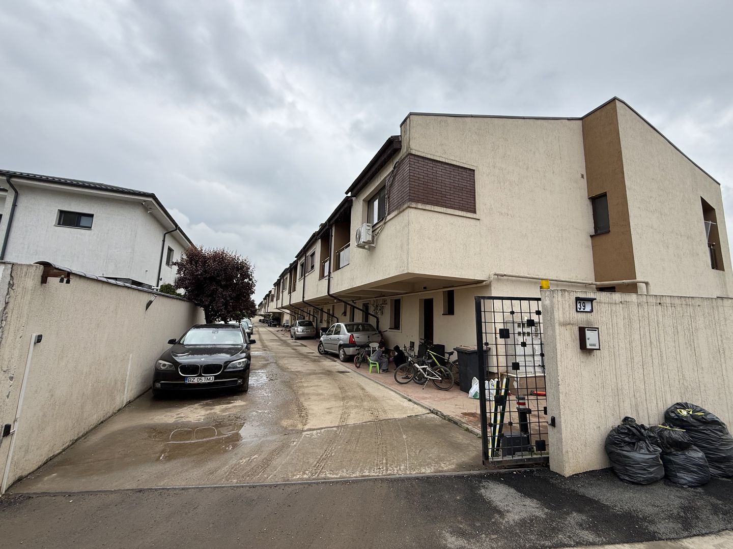 Casă înșiruită complet mobilată + curte+ 2 parcari în complex inchis! - Poză 25