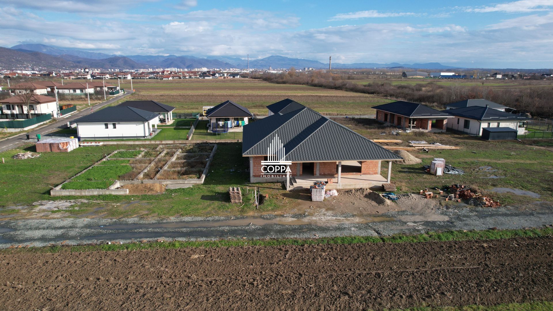 Casa la roșu 242 Mp Utili / Sat Săsar - Poză 1