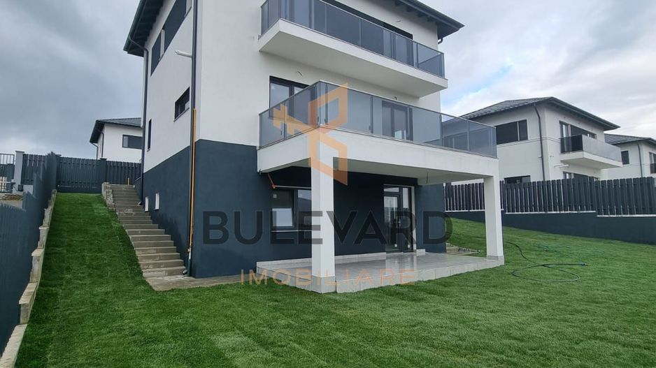 Case individuale cu teren de 440 mp+apartament la demisol! - Poză 1