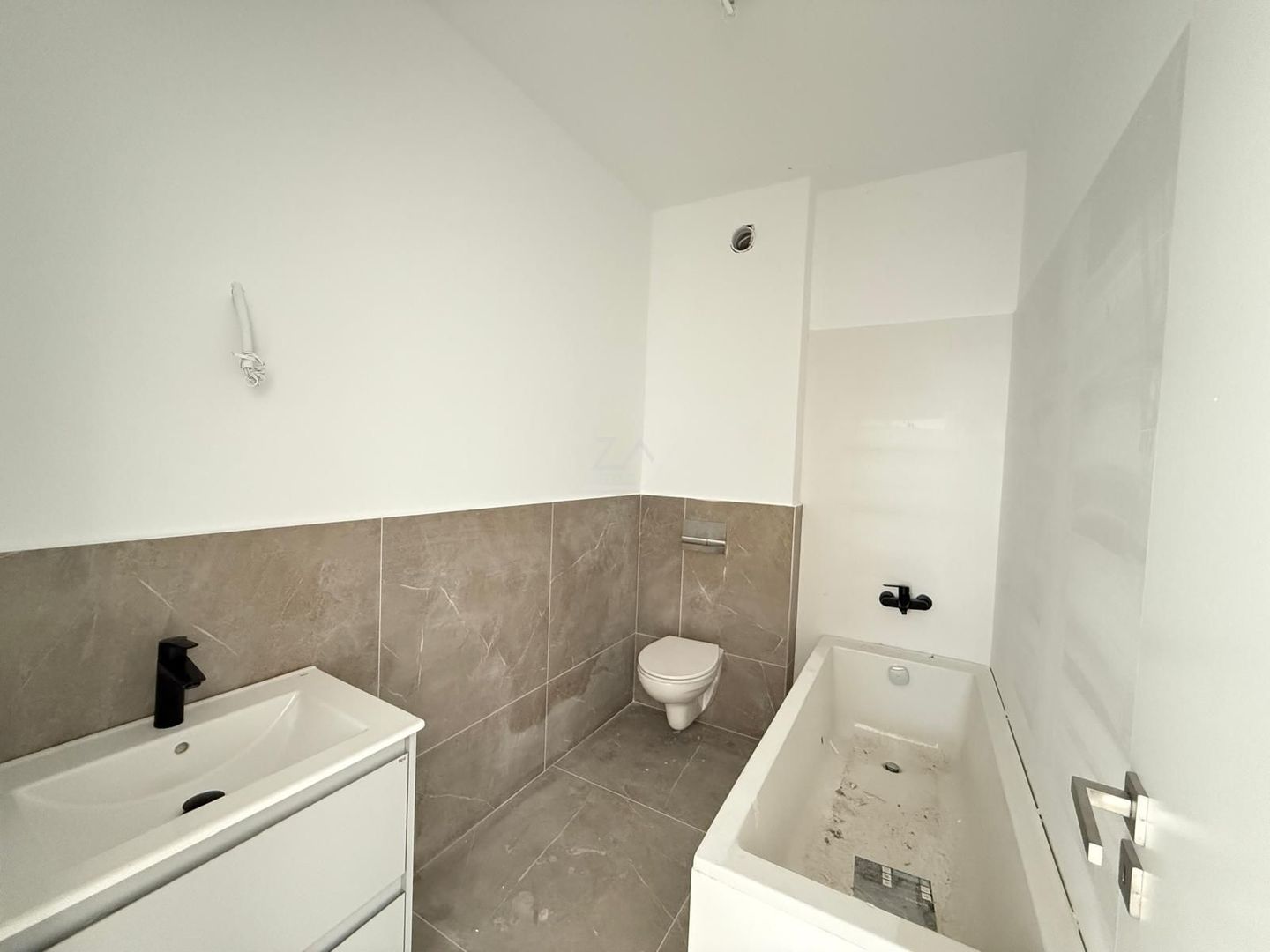 Terasa 20 mp. 2 bai. Lift. Loc de parcare. - Poză 8