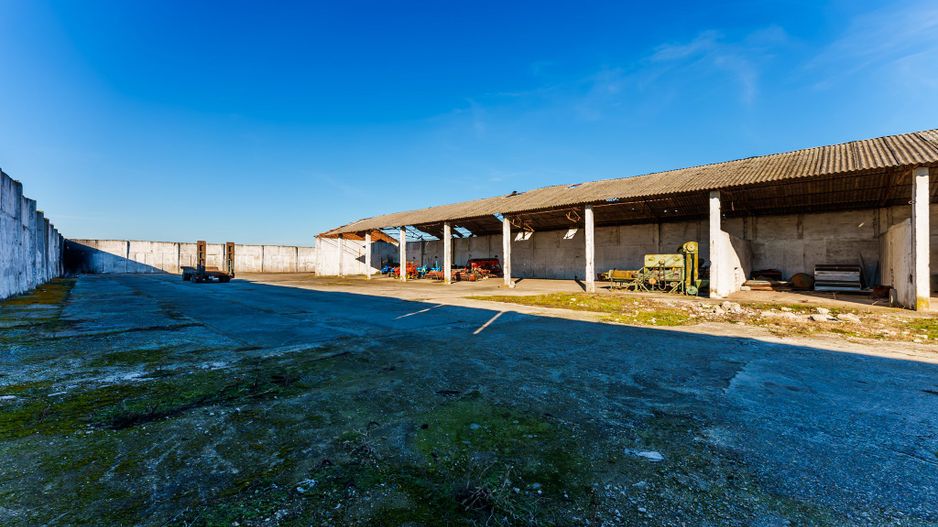 Platformă betonată lângă Autostrada. - Poză 4