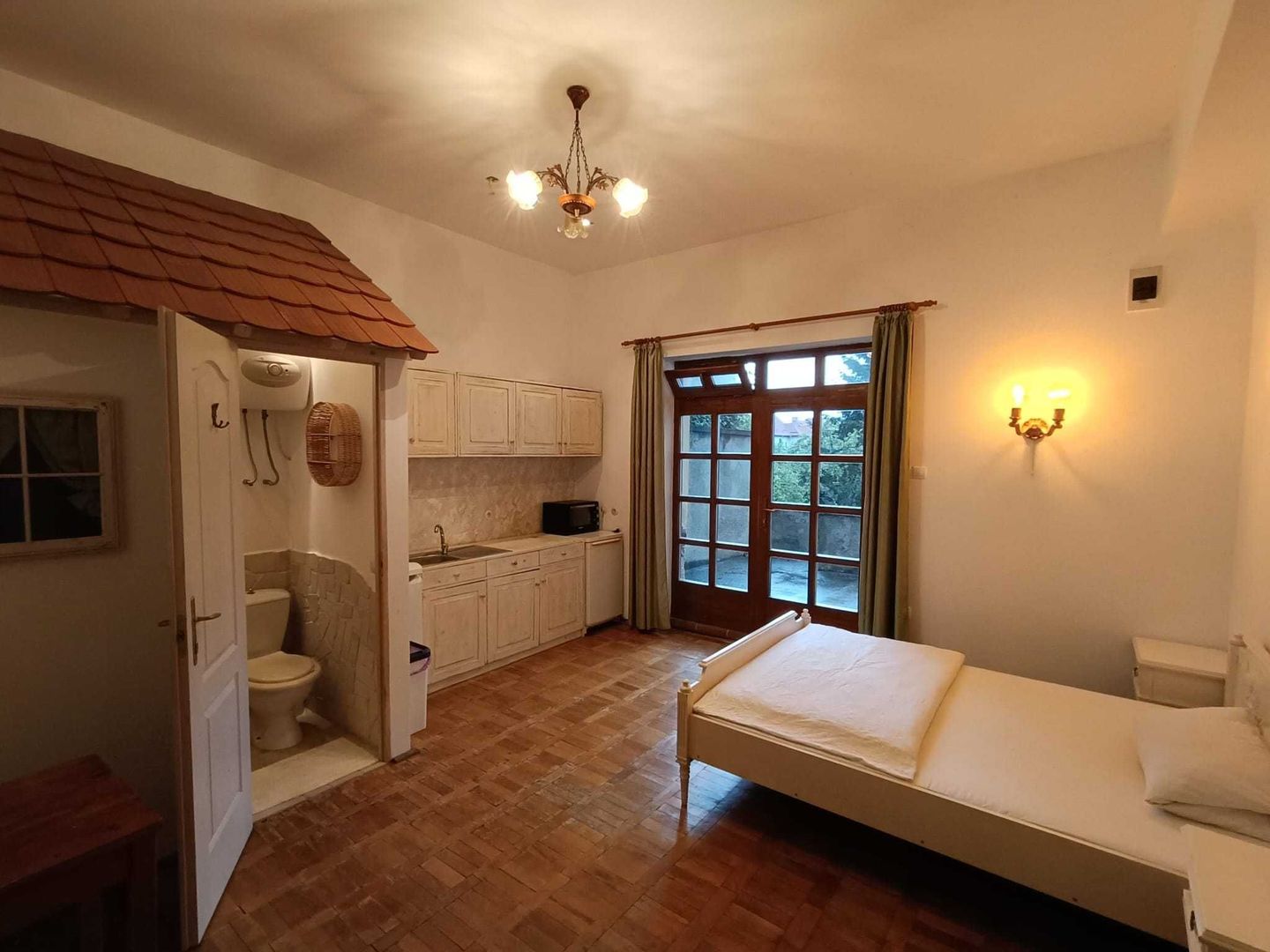 Garsoniera cu terasa proprie in vila interbelica | 20 mp + 16 mp terasa | Centru - Poză 3