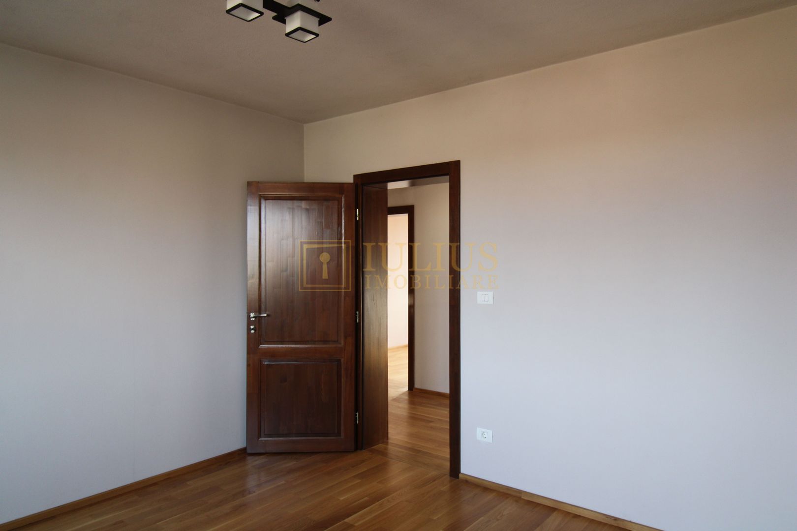 Braytim; 3 dormitoare, living saptios cu semineu. - Poză 18