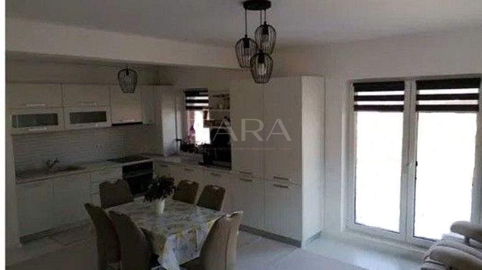 Apartament  de vanzare cu 4 camere in Floresti. - Poză 1