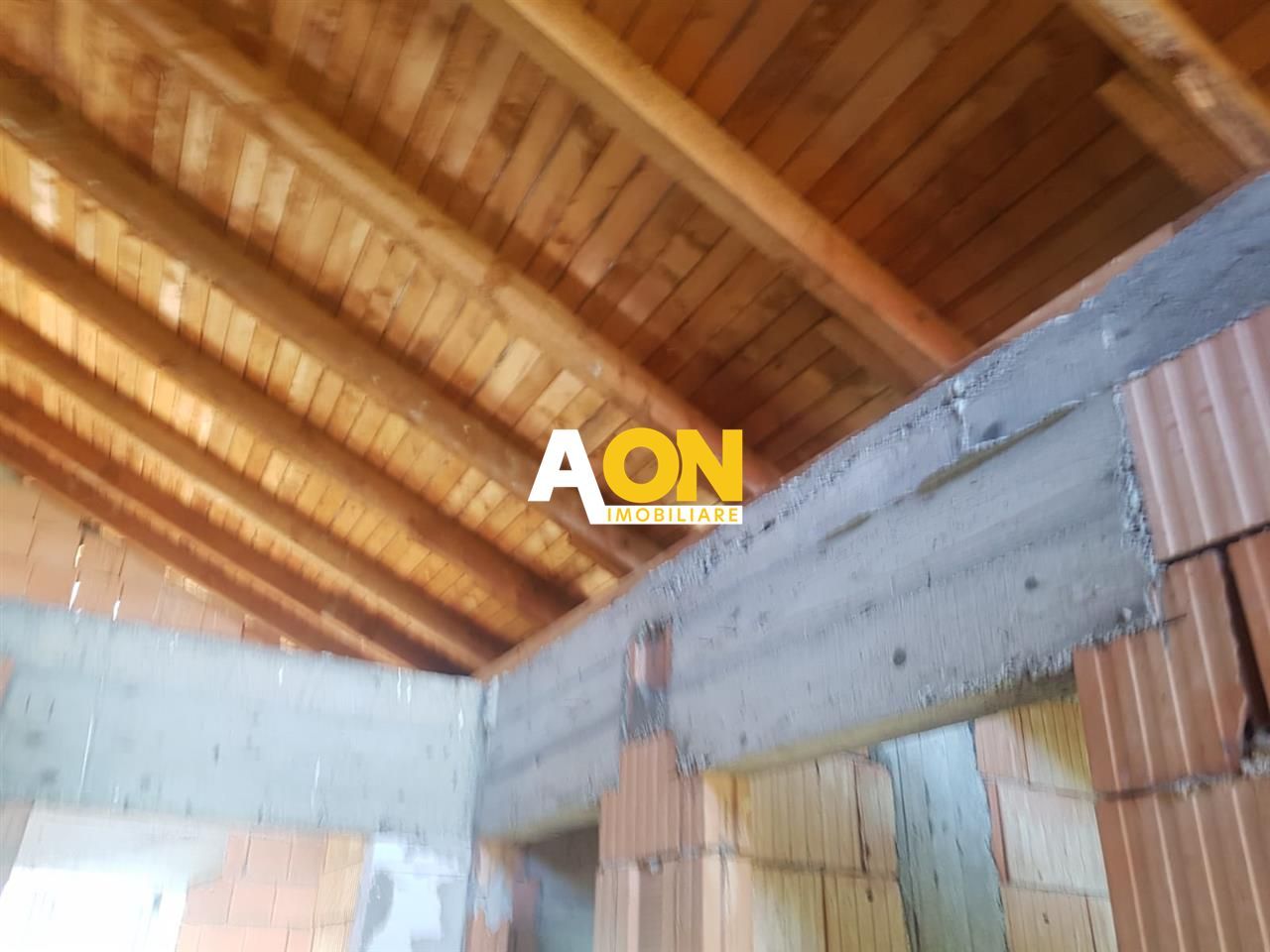 1/2 Duplex 4 camere 400 mp teren la rosu - Poză 5