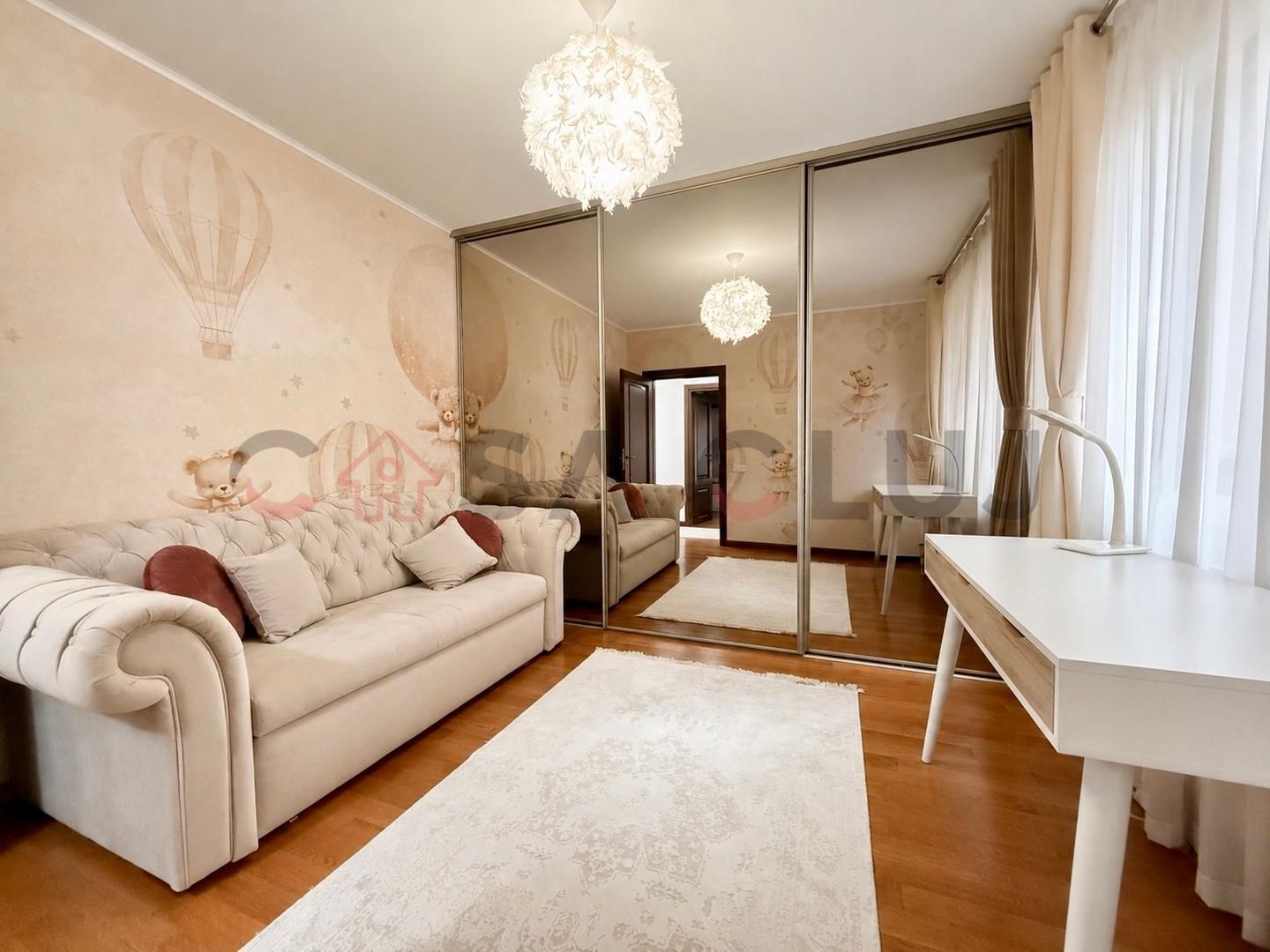 Apartament în vilă, curte, la cheie, parcare, Europa - Poză 7