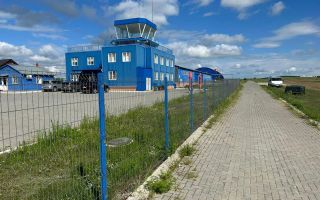 Aerodromul Horesti 24 ha teren + 1400 m2 hangare și 550 m2 cladire administrativa - Poză 1