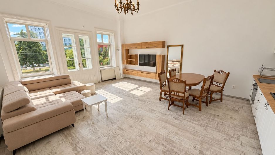 Apartament cu 3 camere și curte privată | Parcul central | Parcare - Poză 1