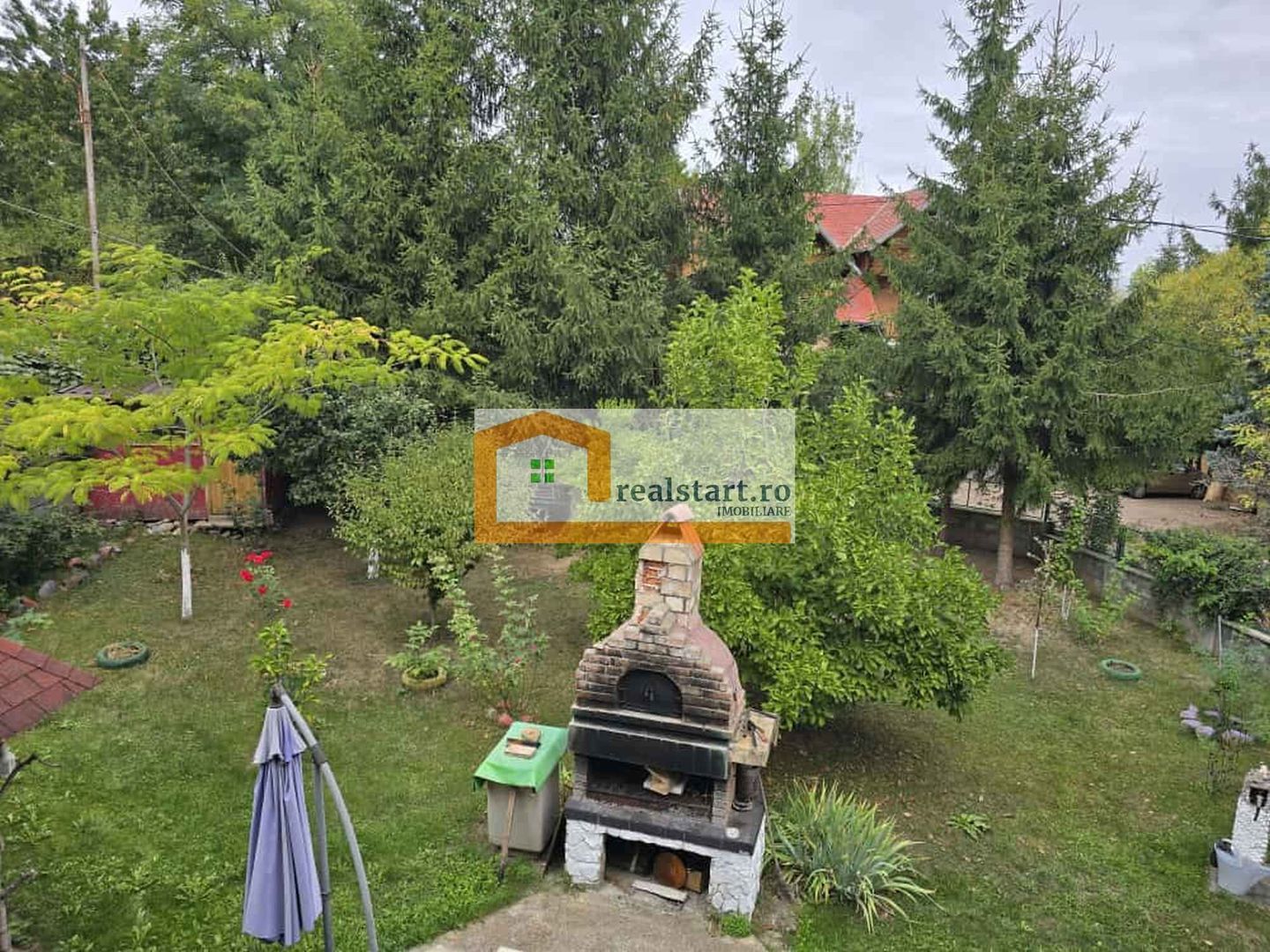 Vedere padure, panouri solare si fotovoltaice, pompa de caldura,  semineu - Poză 7