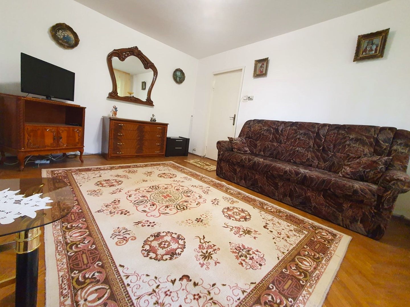 Apartament luminos cu vedere spre biserică, într-un cartier verde și liniștit. - Poză 11