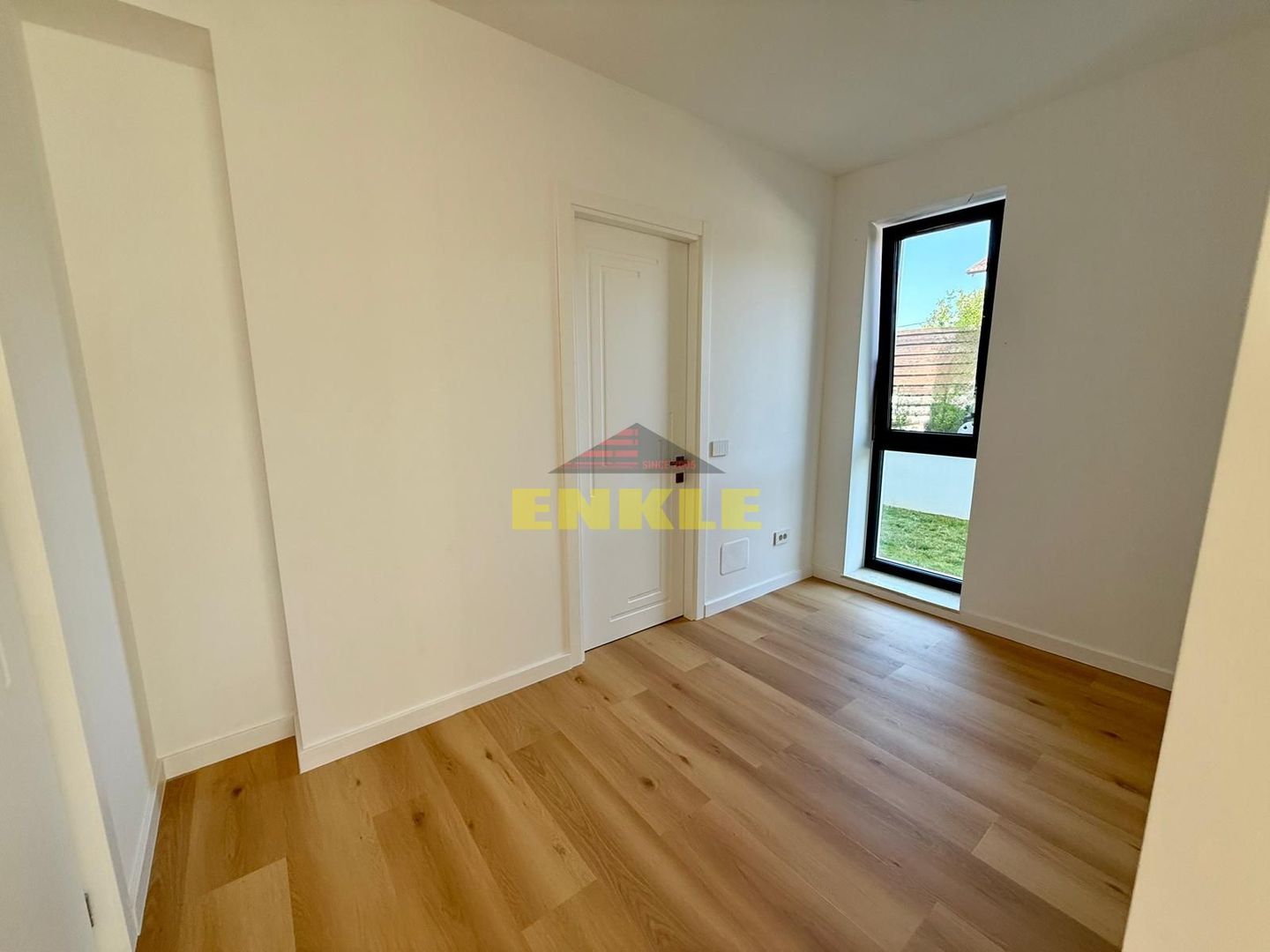Apartament de lux, 5 minute de Botoșani, 109 mp utili+terasă si curte - Poză 10