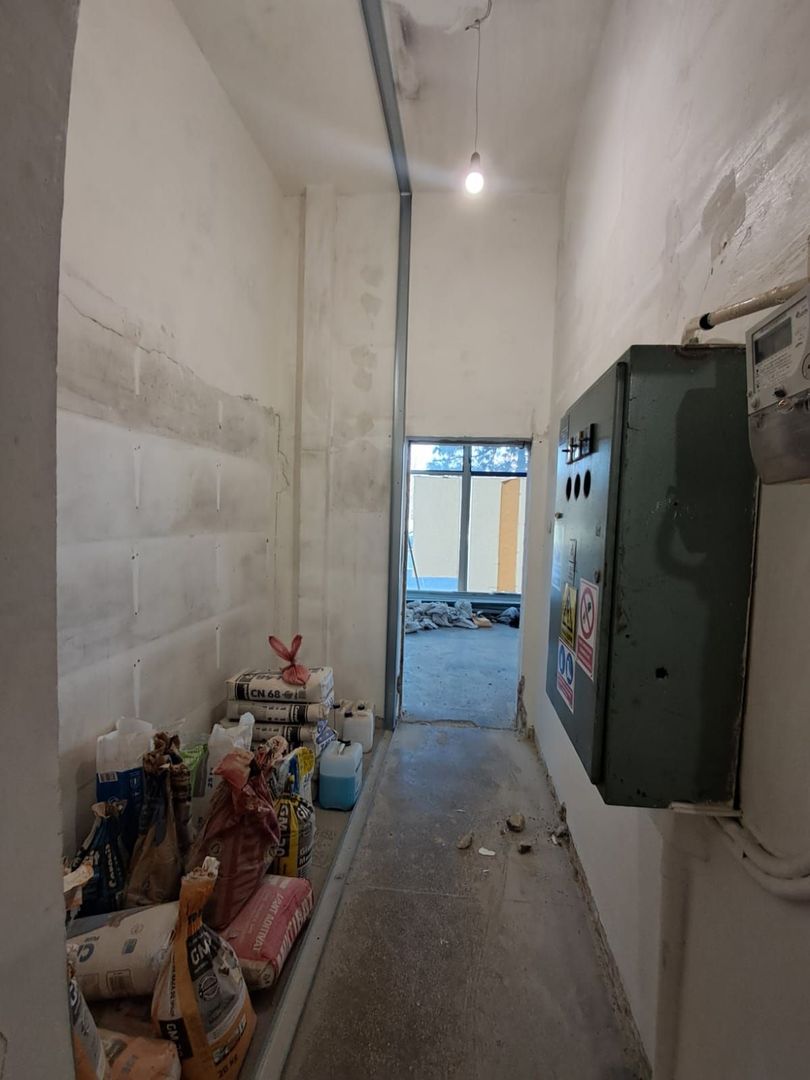 Spatiu comercial vitrina de 20 M - Metrou Eroii Revolutiei S143 - Poză 20