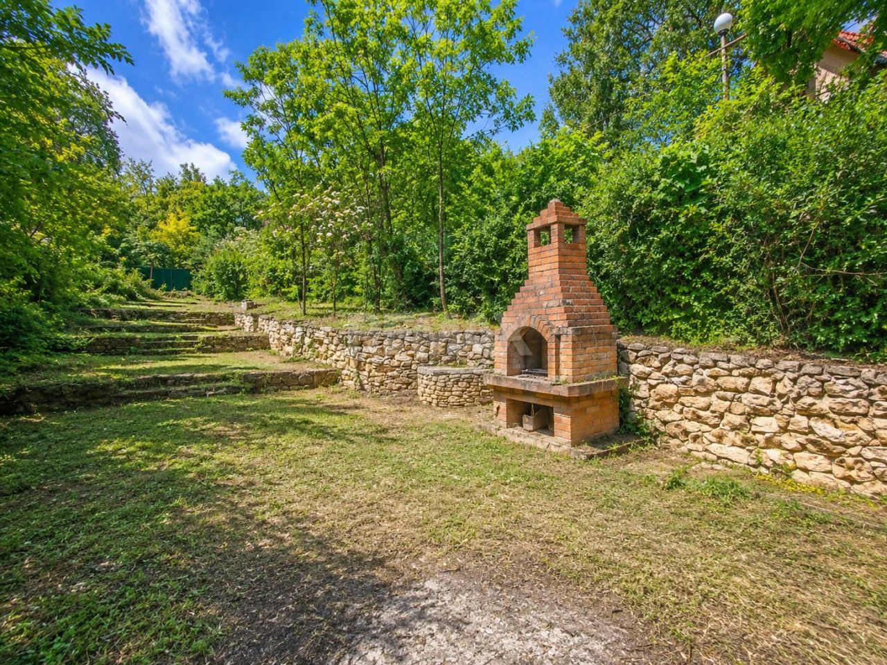 Nu este doar o vilă. Este refugiul tău verde cu 38 ari și pădurice proprie! - Poză 4