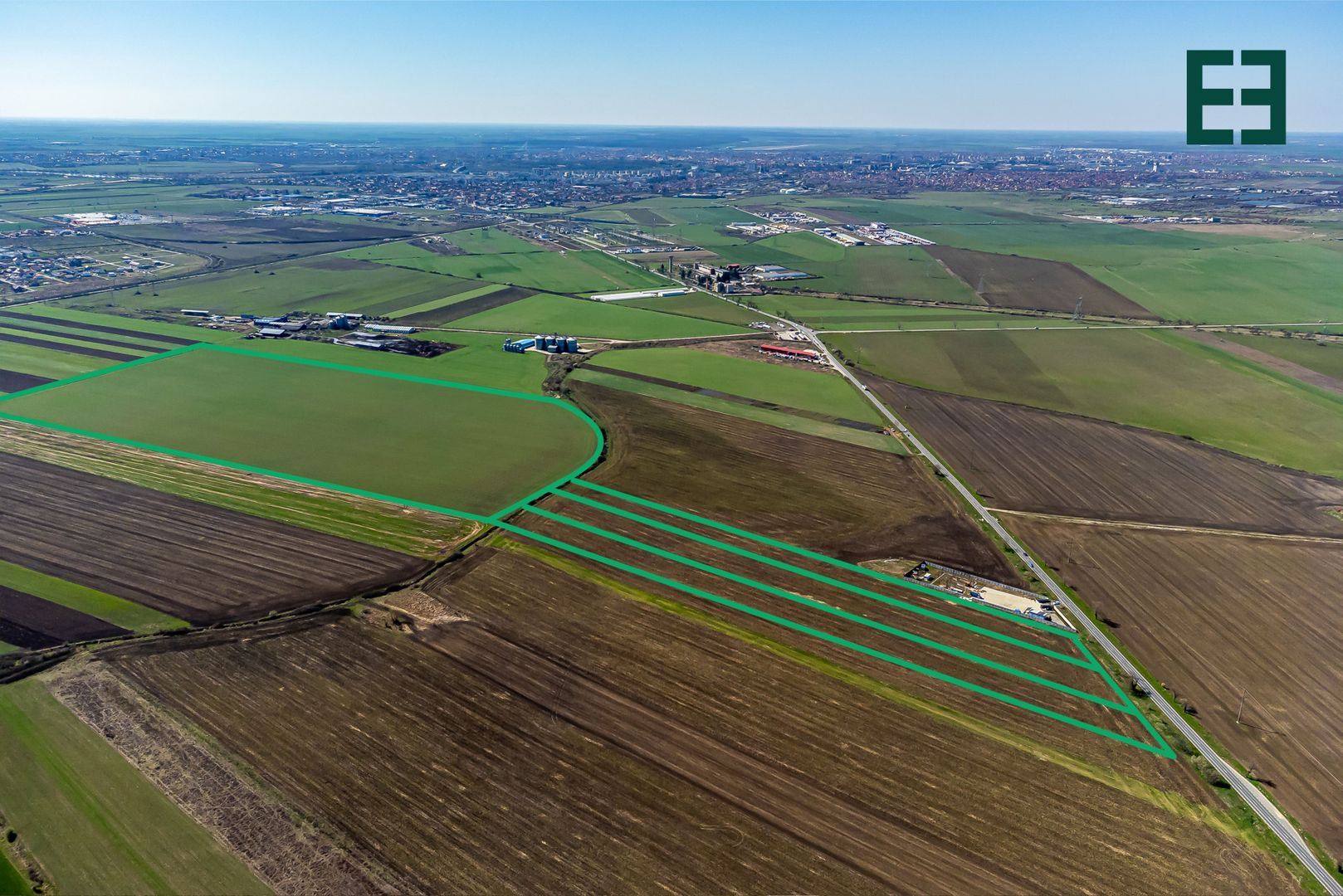 Teren intravilan cu acces la Drum Județean DJ 709 - 275200 mp - Poză 2