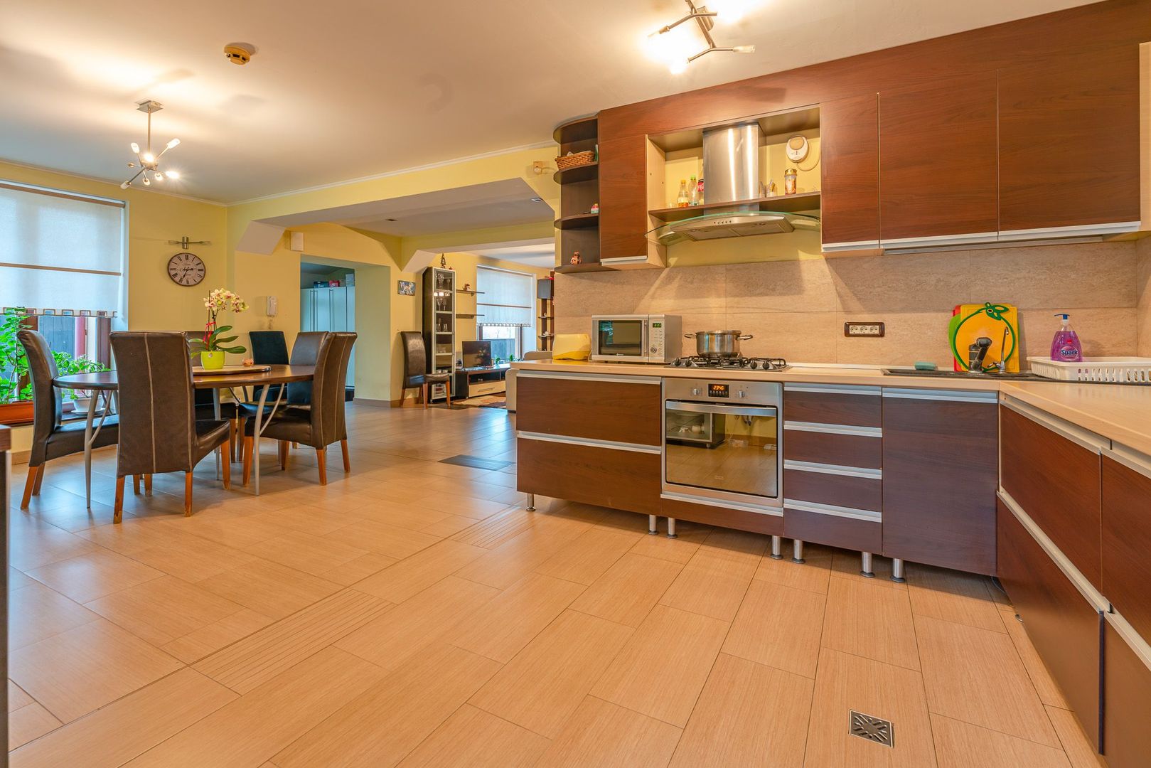 Ansamblu imobiliar compus din 2 proprietati si 700 mp teren - Poză 5