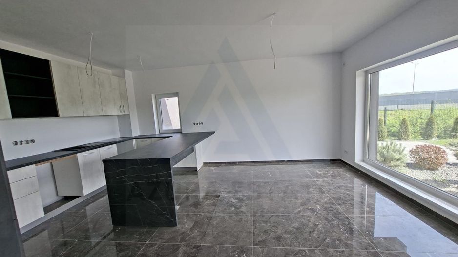 Casa premium cu teren 815 mp terasa balcon si garaj zona Selimbar - Poză 12