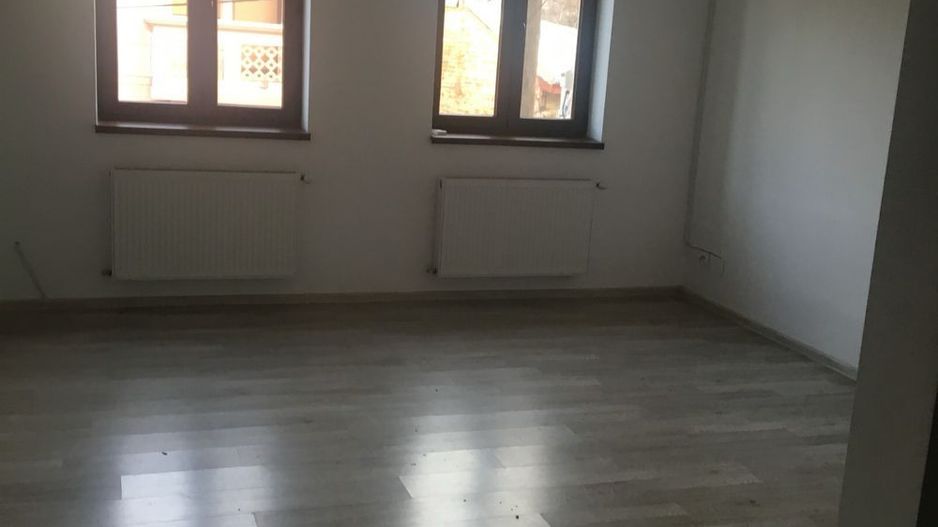 Închiriez apartament 3 camere nemobilat, Unirii, destinat birouri - Poză 1