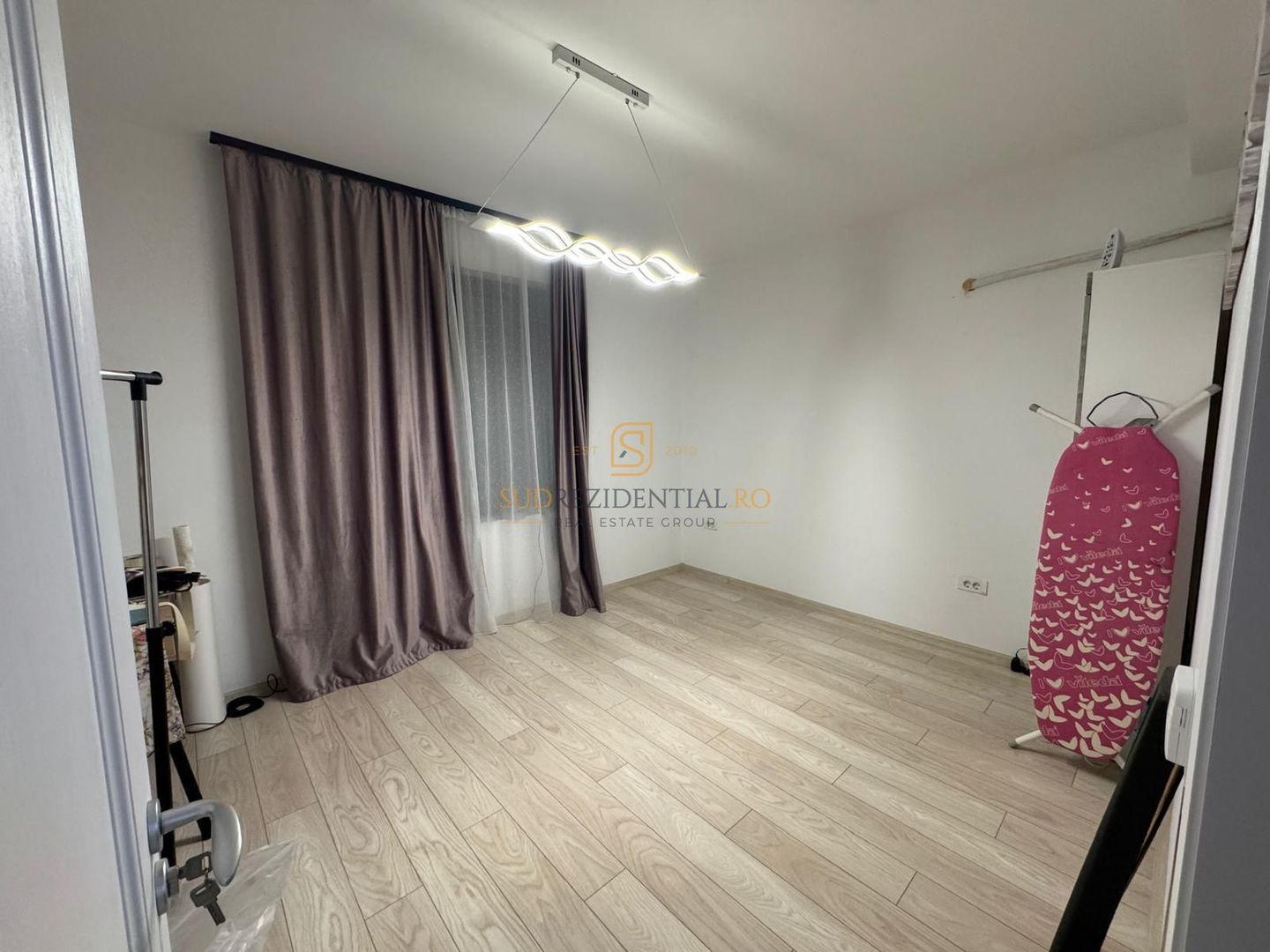 Vila modernă pe parter cu terasă închisă și pod pentru depozitare - Poză 5