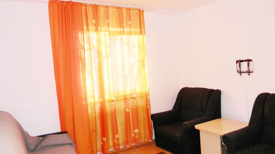 Apartament cu 3 camere mobilate,cartier Tractoru - Poză 4
