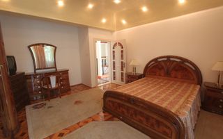 Casă / Vilă cu 8 camere de vânzare în zona Semicentral - Poză 32