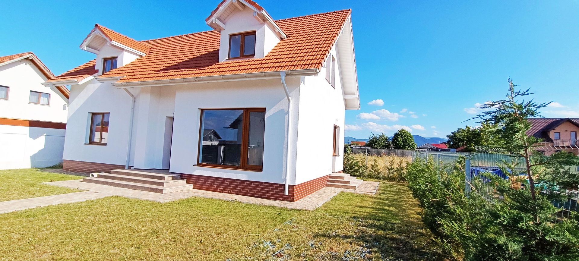 Vila cu arhitectura deosebita in Izvor-Tarlungeni - Poză 1