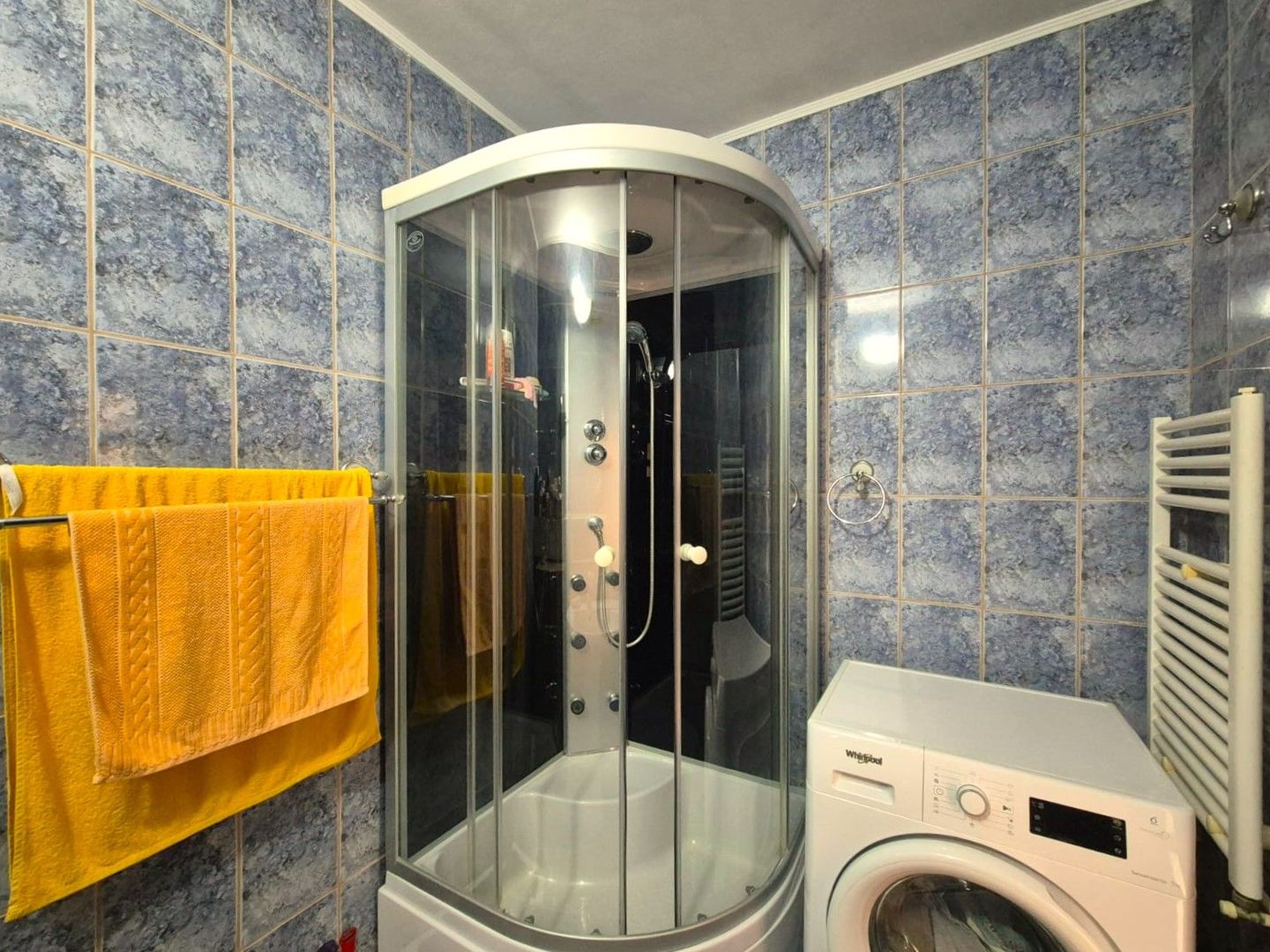 Ideal pentru un cuplu, apartament decomandat, însorit și foarte luminos. - Poză 12