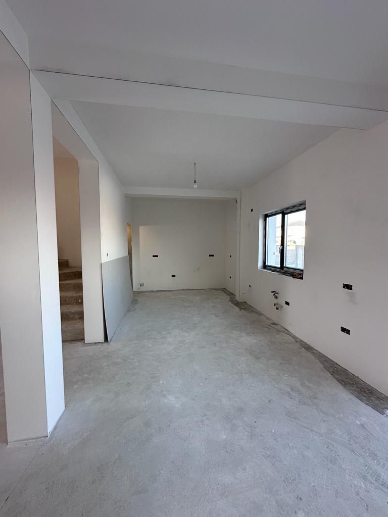 Duplex spatios despatit prin spatiu tehnic - 5 camere - Poză 12