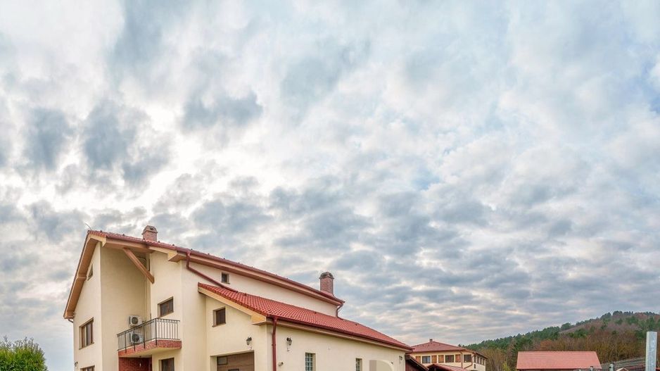 Proprietate Spațioasă Jucu de Mijloc - Ideală ca Locuință sau Afaceri - Poză 1