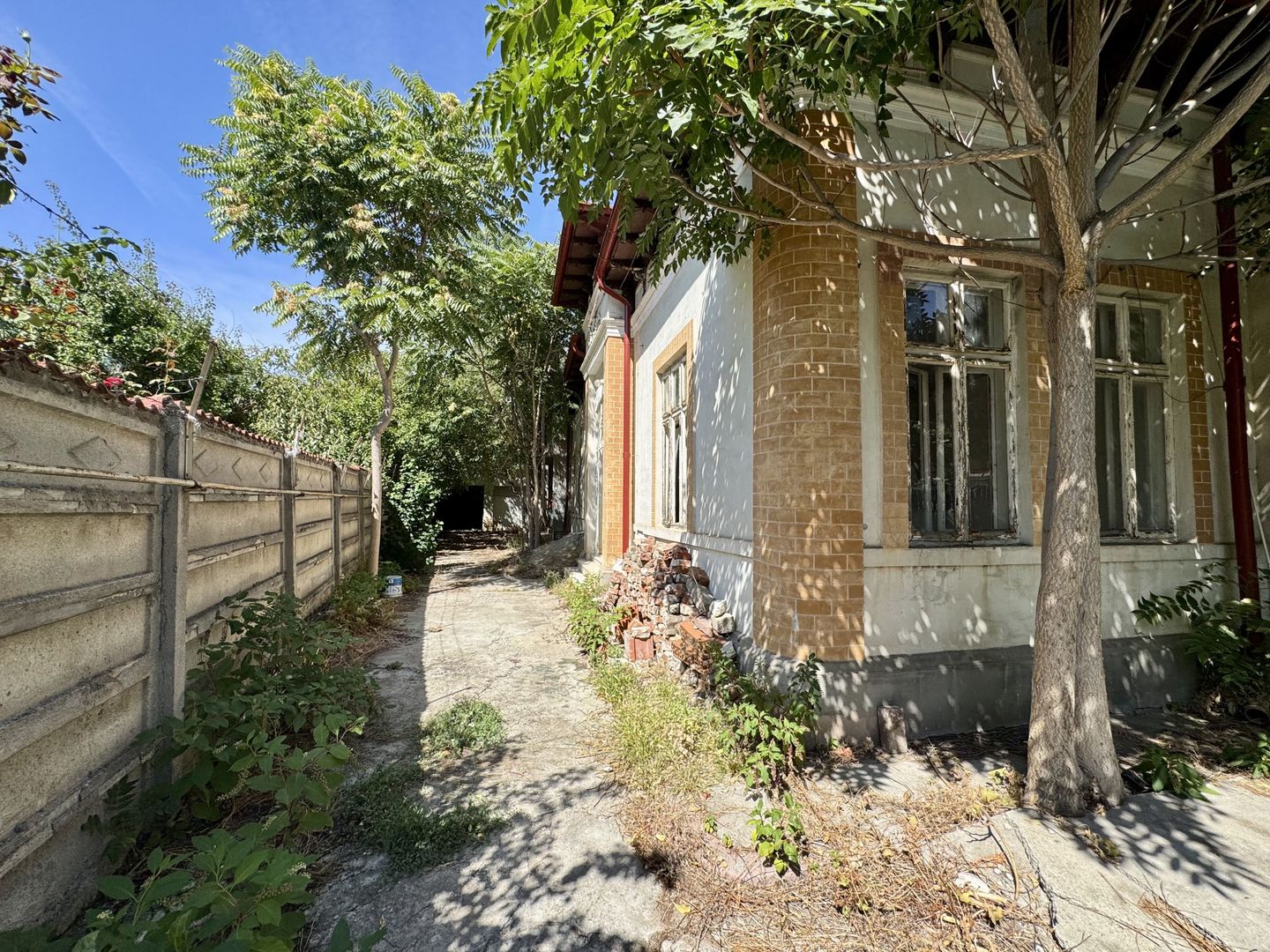 OPORTUNITATE RARA - imobil central, multifunctional, curte PROPRIE - Poză 1