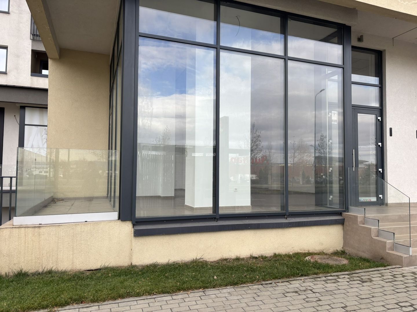 DE ÎNCHIRIAT – Spațiu comercial 102 m² – Coresi Avantgarden (Kasper) - Poză 1