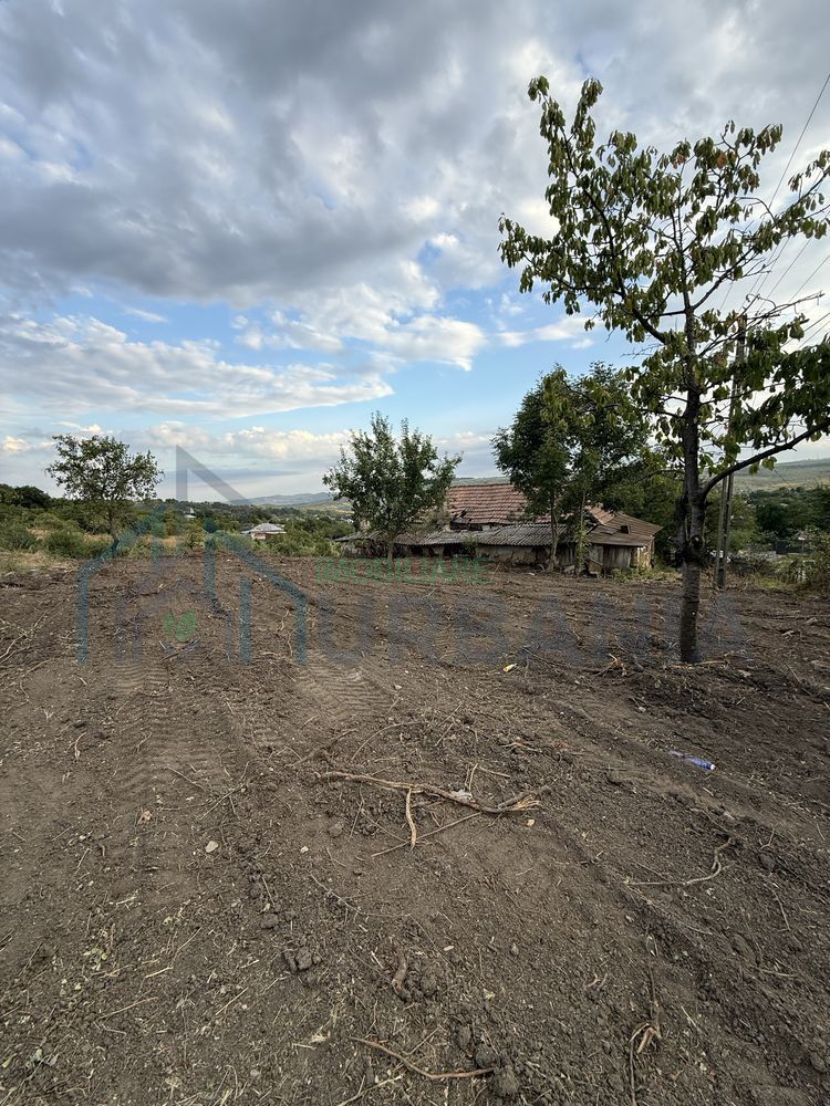 Casă nelocuibilă pe teren de 1.914 mp în Comarna, la 17 km de Iași, cu curent și acces la asfalt - Poză 2