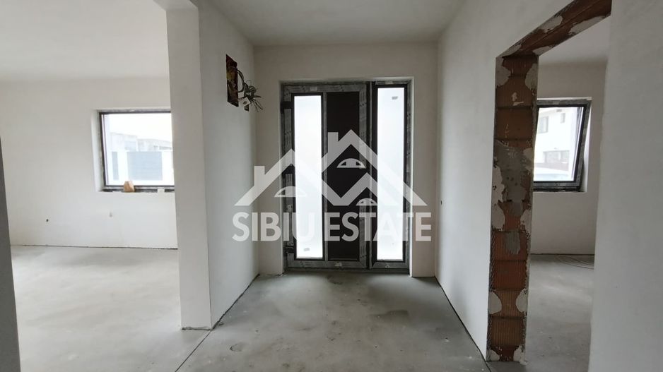 Casa tip duplex  5 camere, teren 400 mp, Selimbar acces usor - Poză 8