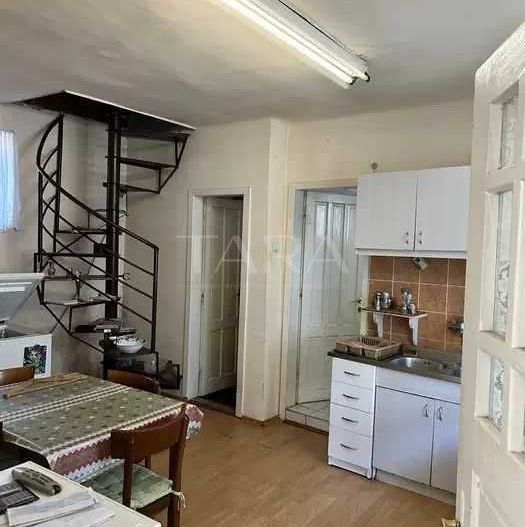 Apartament 3 camere la casă cu curte și grădină – zonă centrală. - Poză 1