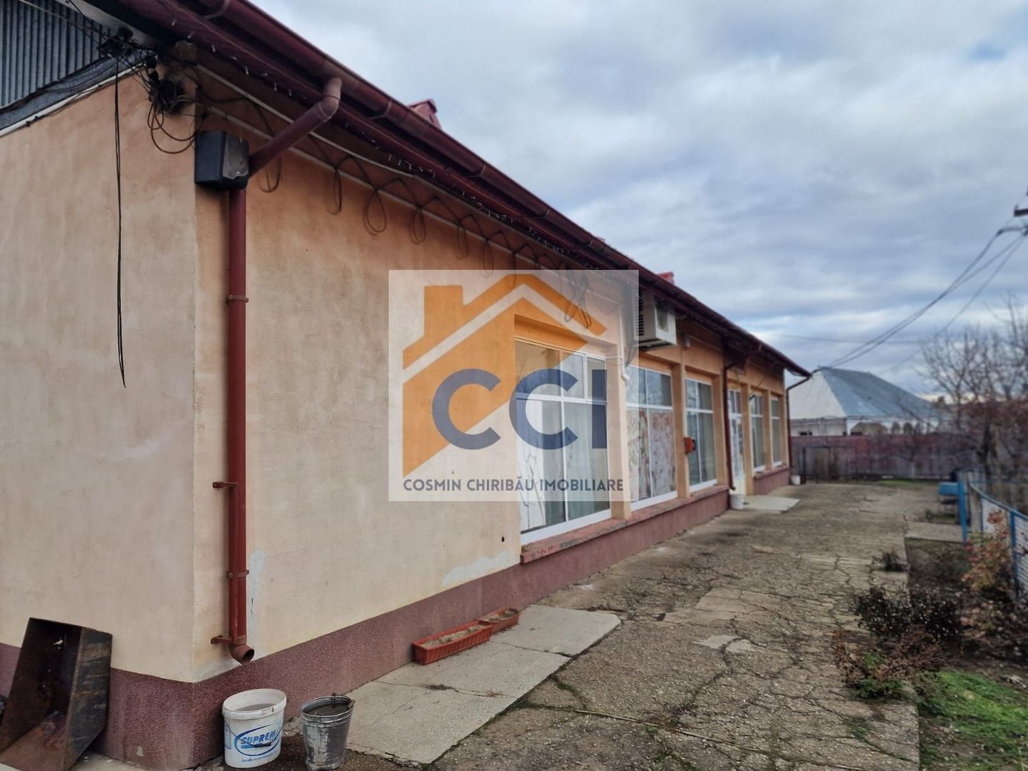Se oferă spre vânzare / închiriere clădire cu spațiu comercial - Poză 14