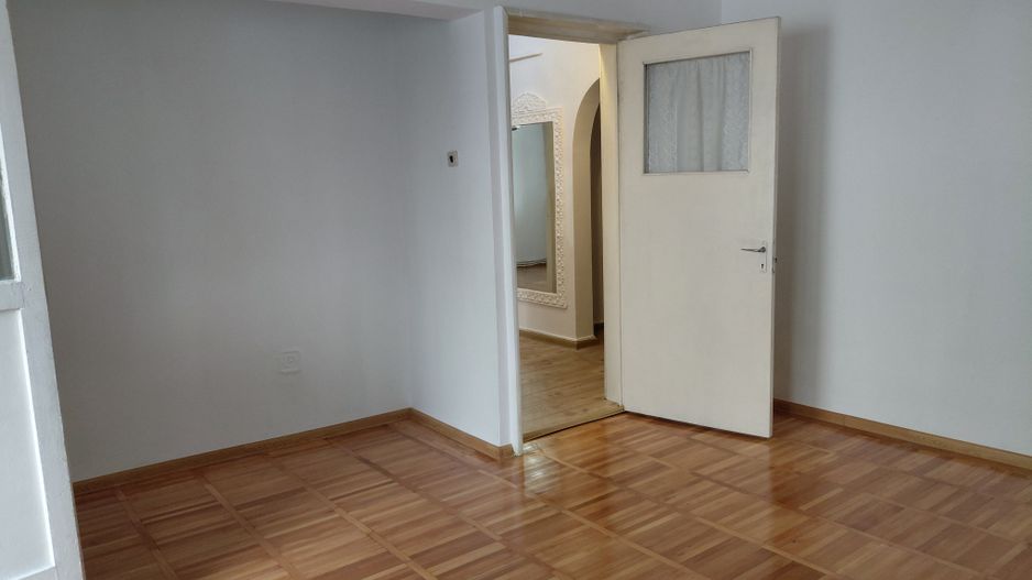 Apartament 2 camere – Port, etaj 1/4 – 3 balcoane, centrală, geam la baie - Poză 3