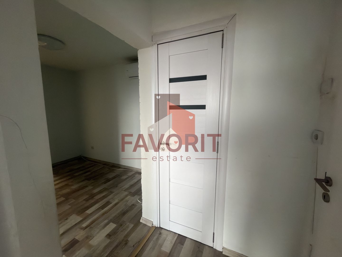 Etaj intermediar. Bloc izolat. Bucatarie inchisa - Poză 12