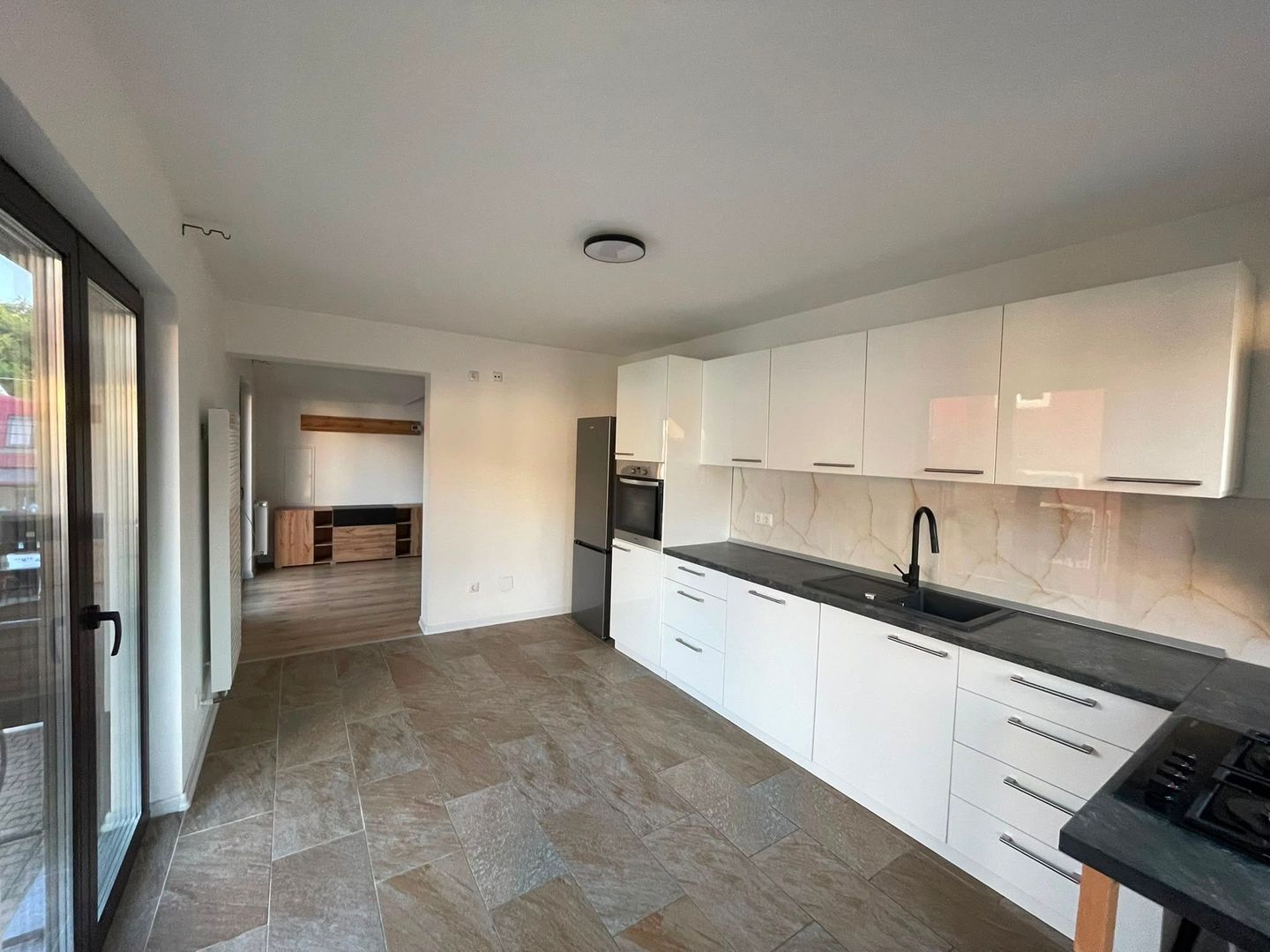 Apartament spațios cu 3 camere , - LA CURTE - 83 mp - Poză 3