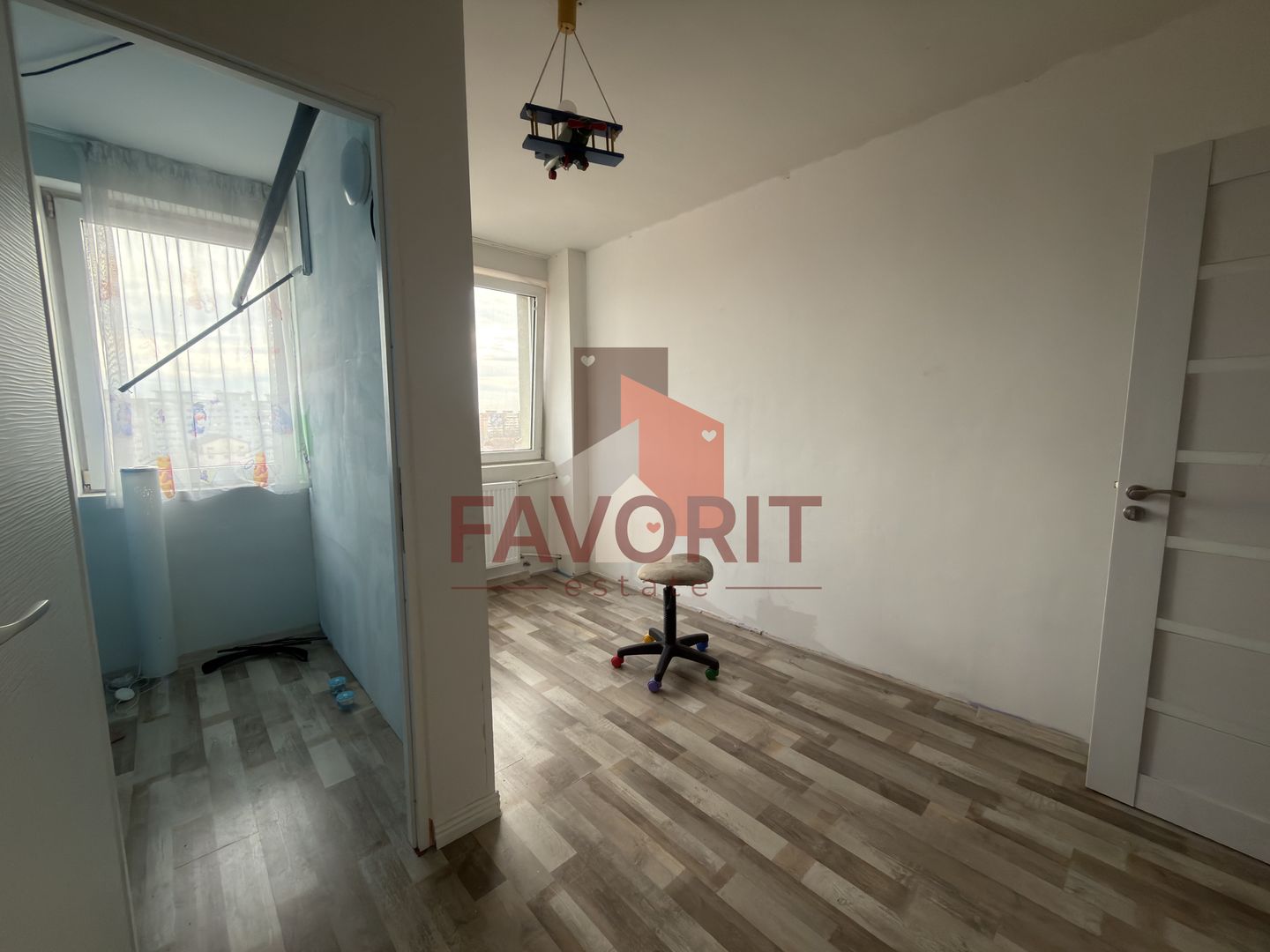 Etaj intermediar. Bloc izolat. Bucatarie inchisa - Poză 6