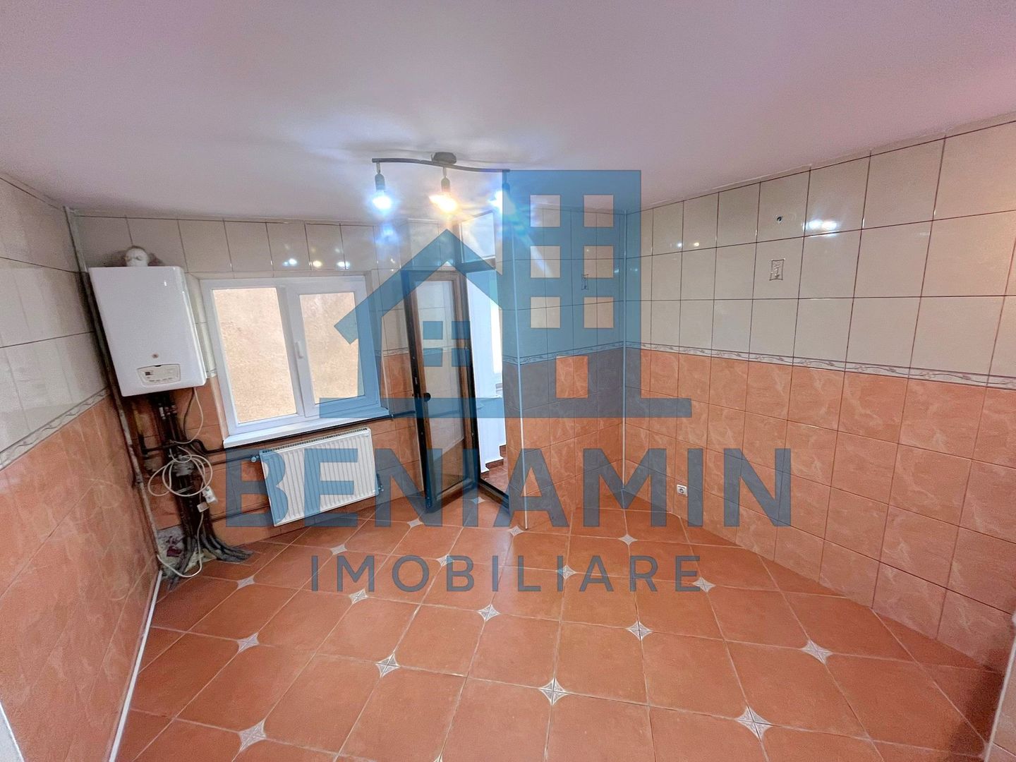 3 camere decomandat la etajul 1 in 1 Mai an 1985 centrala - Poză 2