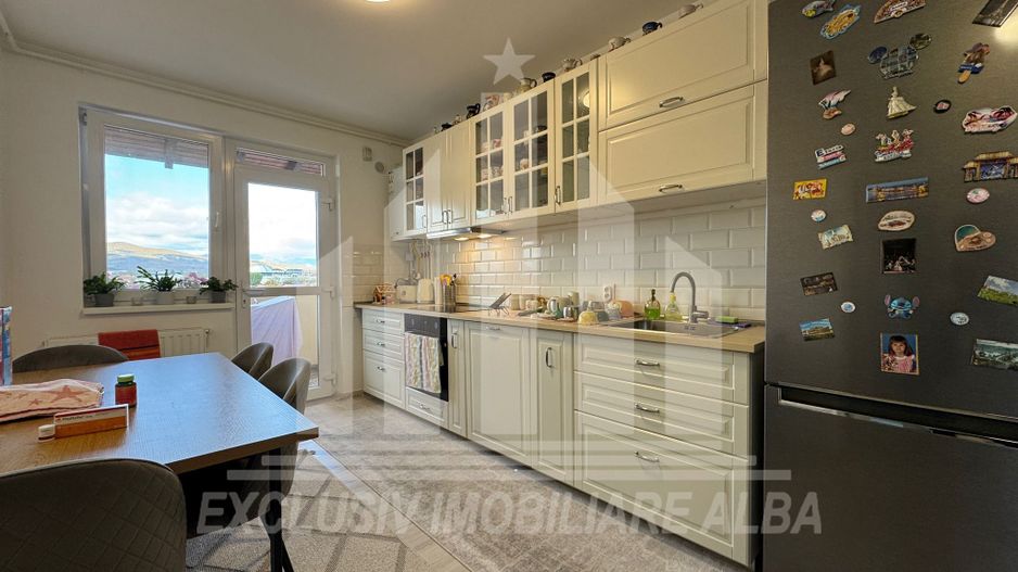 Apartament cu 4 camere si scara interioara de vanzare, Lipoveni - Poză 2