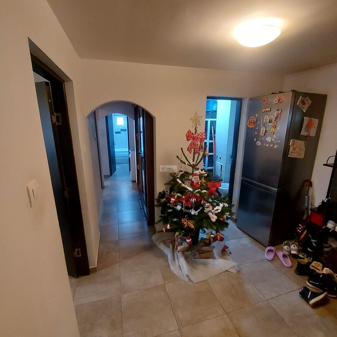 Se vinde apartament 3 camere/ultracentral/Focsani/parter - Poză 2