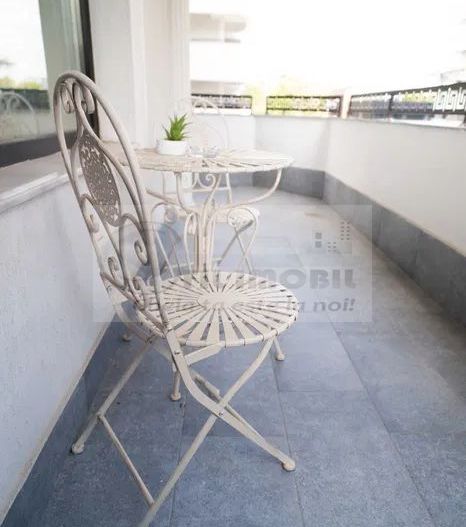 2 cam SD Royal Town, 56 mp, 2 balcoane, parcare, mobilat ,169.000 € - Poză 12