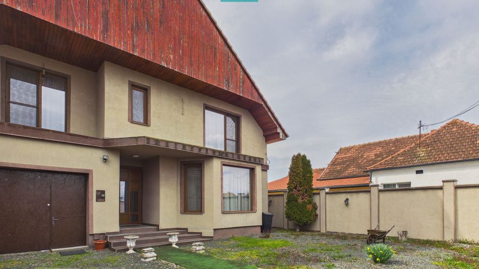 Casă spațioasă în Sântana - Poză 29