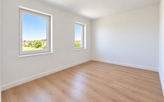 3 camere.  Etaj intermediar. Asfalt. Loc de parcare. - Poză 3