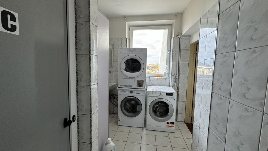 24 de locuri de cazare in 8 garsoniere si anexe pe un etaj intreg - Poză 5