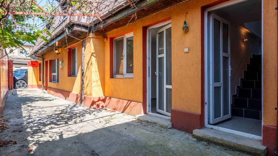 Casă de vânzare – 181 mp, 3 apartamente, 9 camere – București - Poză 1