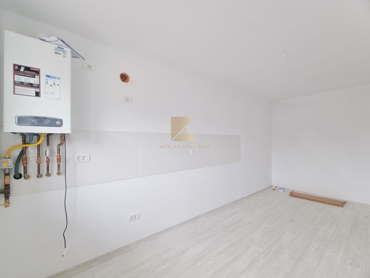 Casă însiruită cu 4 camere și curte proprie – Cartier Izvor, Str. Salc - Poză 4