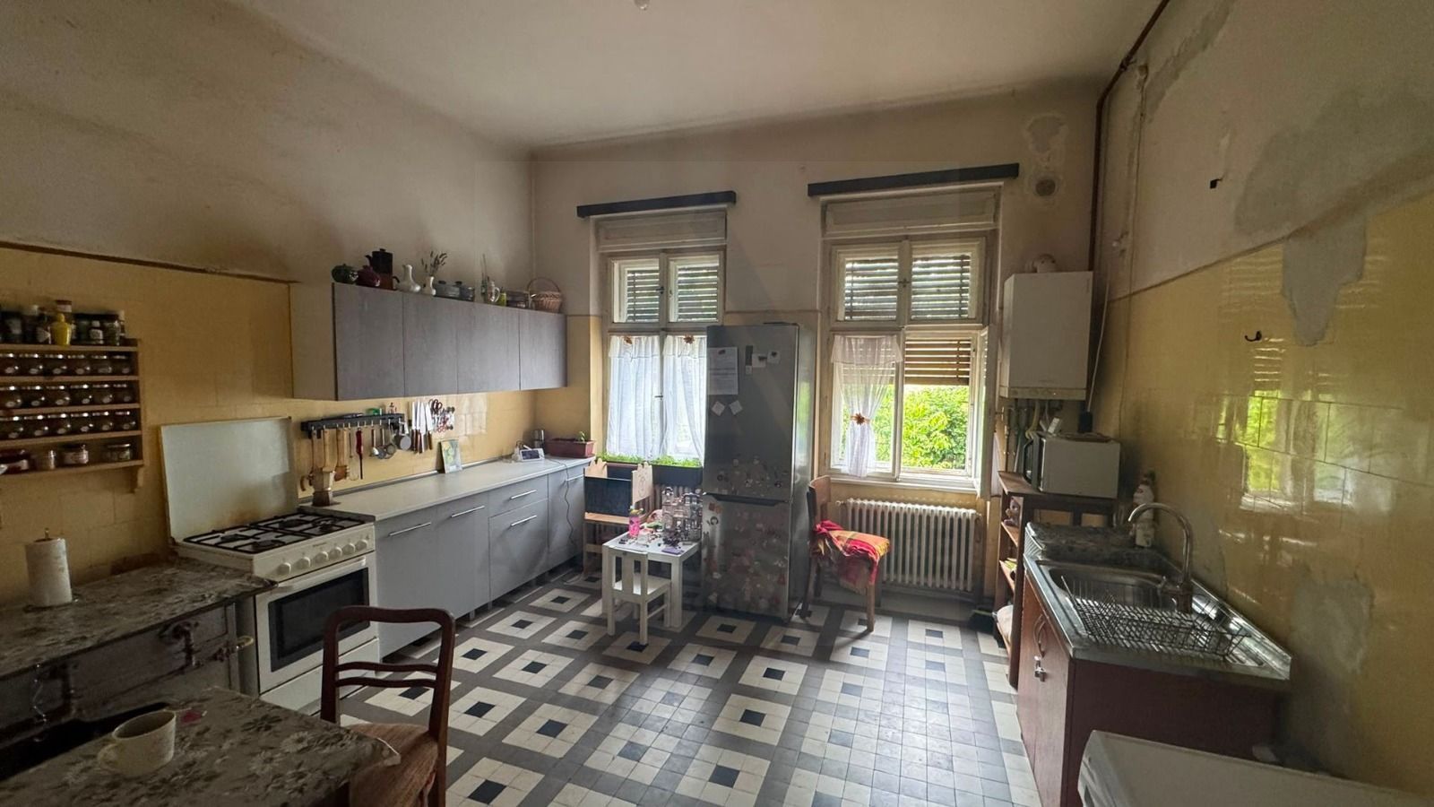 Apartament la casa 130 mp utili terasa 42 mp si pivnit zona Sub Arini - Poză 2