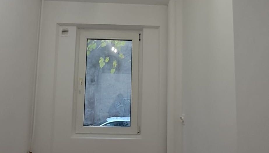 Apartament 2 camere, decomandat, Piata Victoriei, complet renovat, parter. - Poză 6
