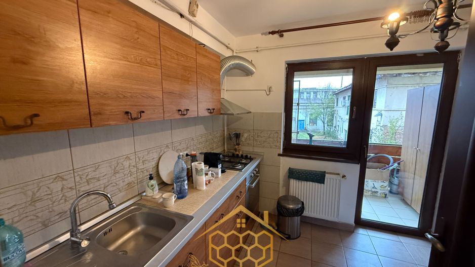 Apartament spatios 3 camere la 10 minute de centru cu loc de parcare - Poză 4